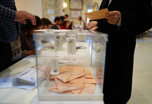 Una urna en un colegio electoral, a 15 de marzo de 2026, en Valladolid, Castilla León (España).