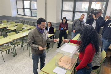 Miguel Ángel LLamas en el momento de depsositar su voto este domingo en un colegio electoral de Zamora.