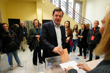 EuropaPress 7367895 candidato pp presidencia junta alfonso fernandez manueco votacion 15m (1)