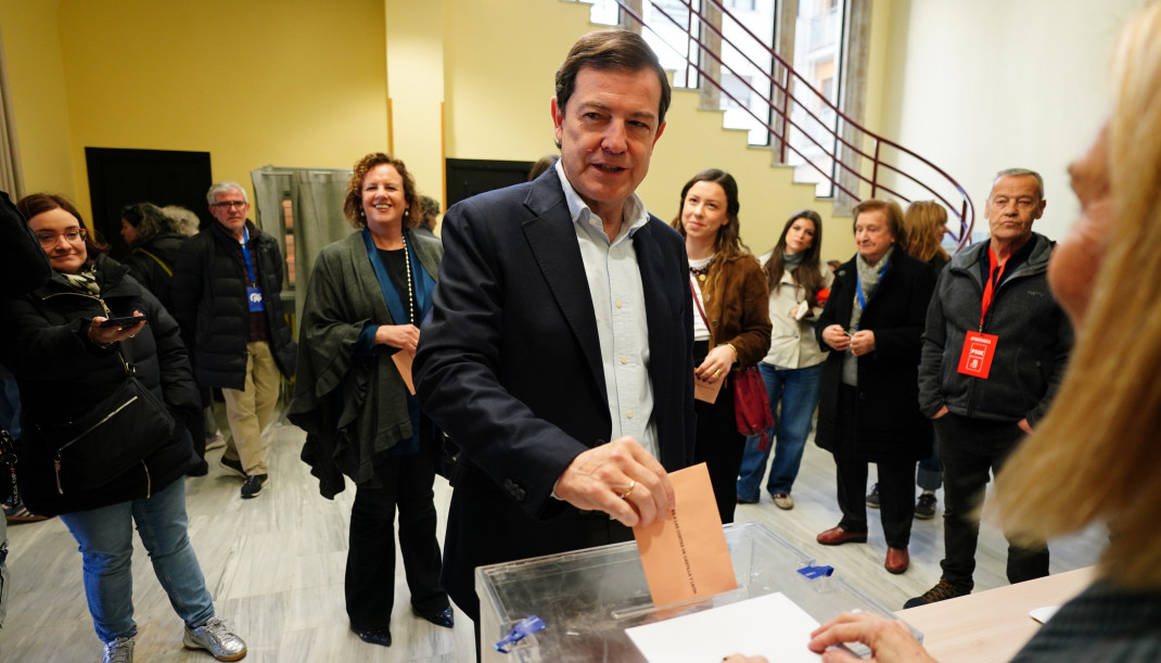 EuropaPress 7367895 candidato pp presidencia junta alfonso fernandez manueco votacion 15m (1)