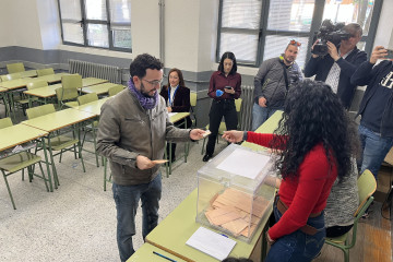 EuropaPress 7367890 miguel angel llamas momento depsositar voto domingo colegio electoral