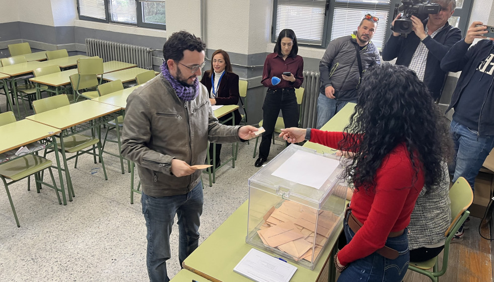 EuropaPress 7367890 miguel angel llamas momento depsositar voto domingo colegio electoral