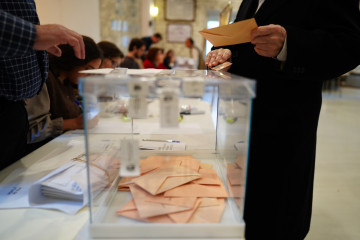 EuropaPress 7367332 castellanoleoneses votan colegio electoral 15 marzo 2026 valladolid