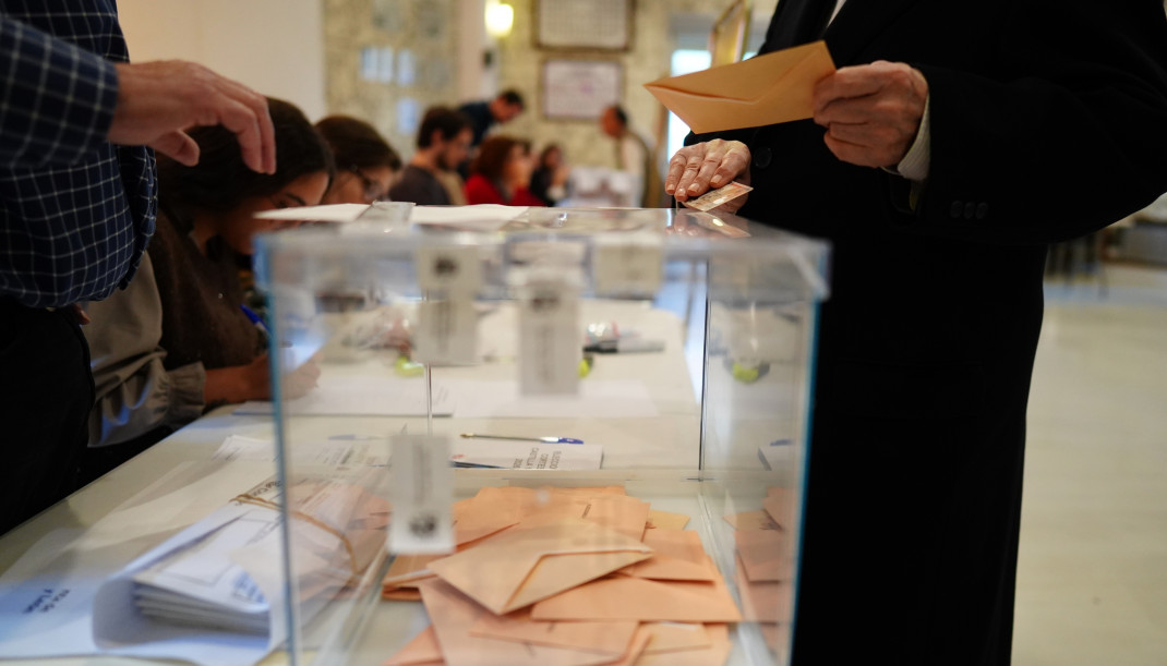 EuropaPress 7367332 castellanoleoneses votan colegio electoral 15 marzo 2026 valladolid