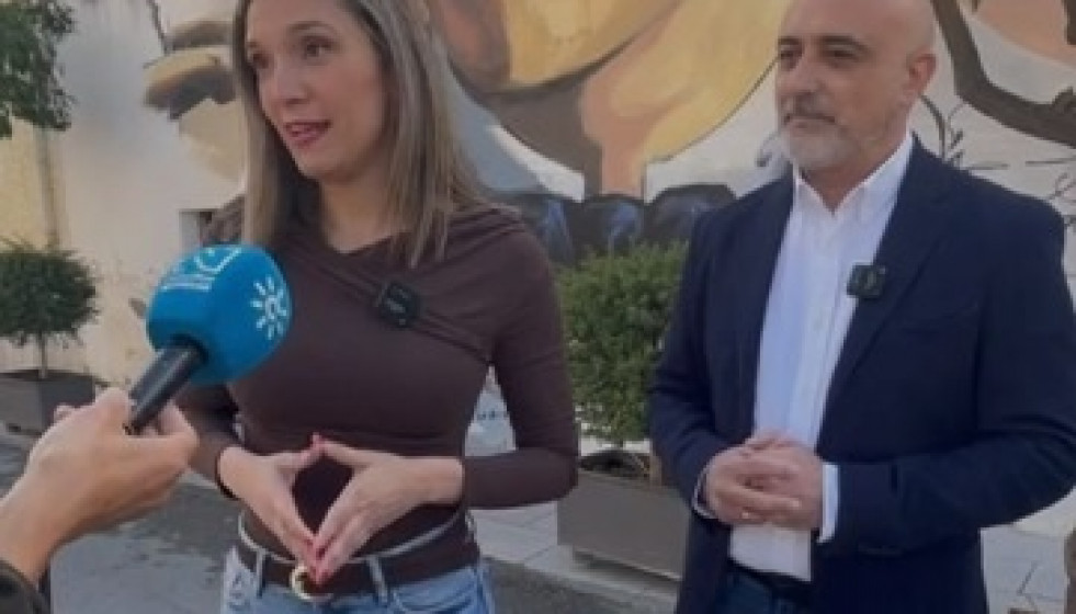 La vicesecretaria general del PSOE-A, María Márquez, atiende a los medios en Fuente Vaqueros (Granada).