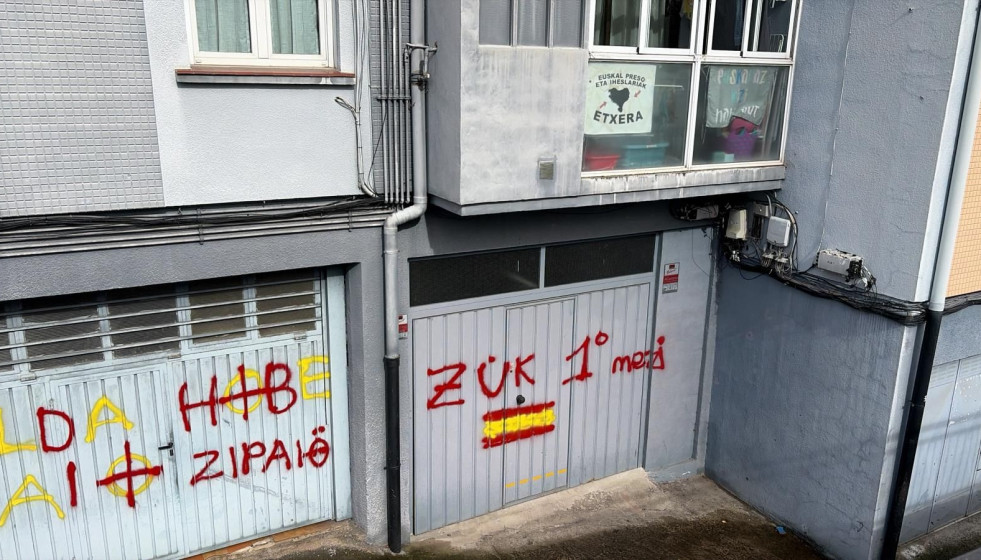 Aparecen pintadas contra la Ertzaintza y el consejero de Seguridad en Hernani (Gipuzkoa)