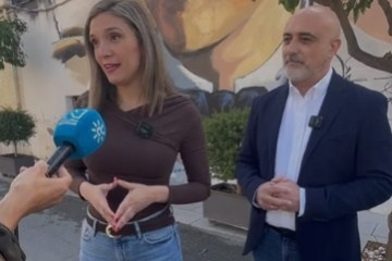 La vicesecretaria general del PSOE-A, María Márquez, atiende a los medios en Fuente Vaqueros (Granada).