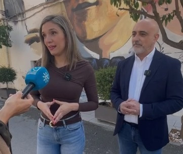 La vicesecretaria general del PSOE-A, María Márquez, atiende a los medios en Fuente Vaqueros (Granada).