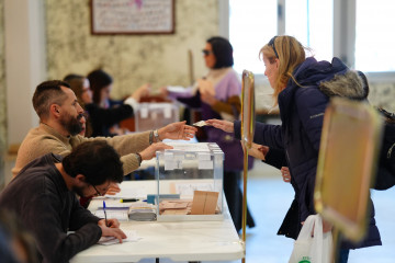 Una ciudadana vota en un colegio electoral, a 15 de marzo de 2026, en Valladolid, Castilla y León (España).