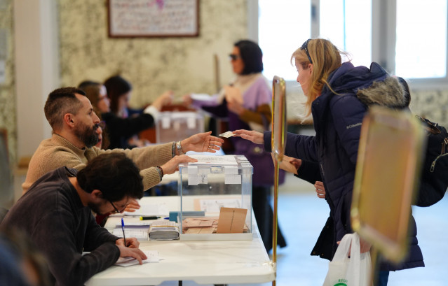 Una ciudadana vota en un colegio electoral, a 15 de marzo de 2026, en Valladolid, Castilla y León (España).