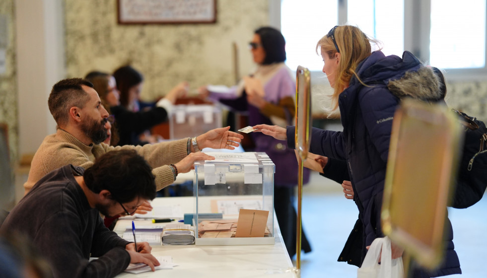 Una ciudadana vota en un colegio electoral, a 15 de marzo de 2026, en Valladolid, Castilla y León (España).
