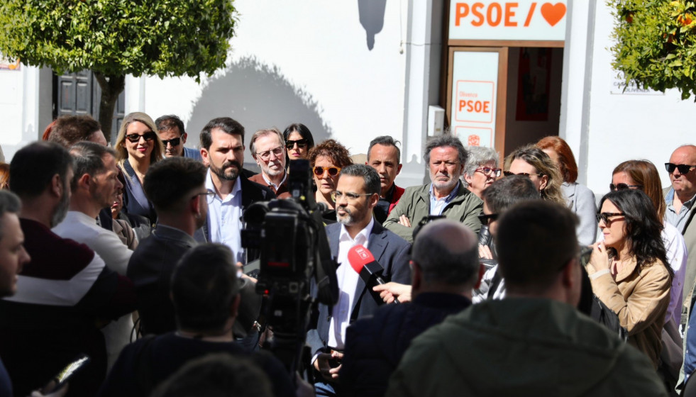 A la izquierda, el precandidato a la secretaría general del PSOE de Extremadura, Álvaro Sánchez Cotrina, y a la derecha, el otro precandidato y alcalde de Olivenza, Manuel José González Andrade.