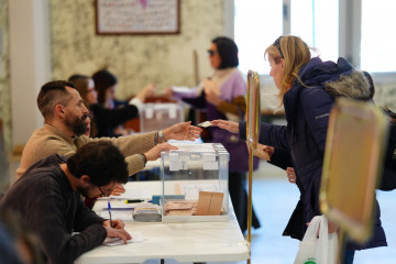 EuropaPress 7367341 castellanoleoneses votan colegio electoral 15 marzo 2026 valladolid (1)