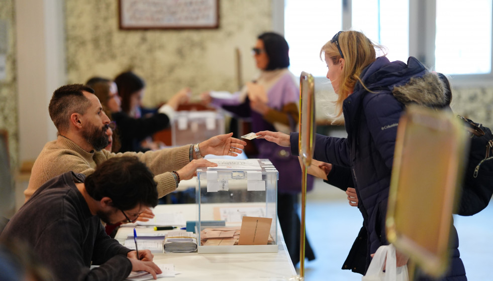 EuropaPress 7367341 castellanoleoneses votan colegio electoral 15 marzo 2026 valladolid (1)