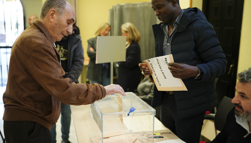 Un hombre vota en un colegio electoral, a 15 de marzo de 2026, en Salamanca, Castilla León (España).