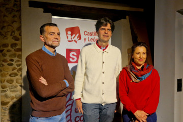 El candidato de la coalición En Común (IU-Sumar-Verdes Equo) a la Presidencia de la Junta, Juan Gascón (centro), junto al coordinador federal de IU, Antonio Maíllo, en un acto electoral en el Pala