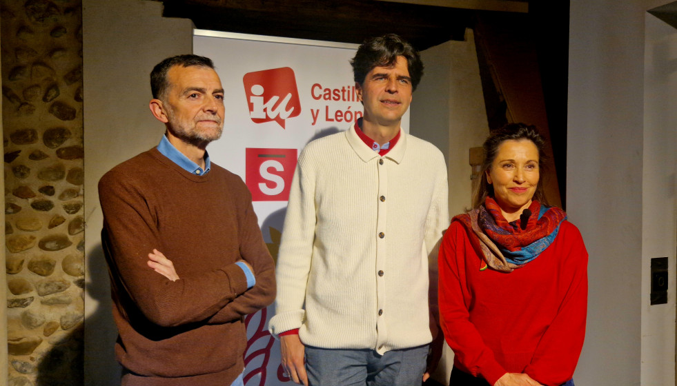 El candidato de la coalición En Común (IU-Sumar-Verdes Equo) a la Presidencia de la Junta, Juan Gascón (centro), junto al coordinador federal de IU, Antonio Maíllo, en un acto electoral en el Pala
