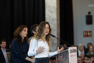 La ministra de Sanidad, Mónica García (i), y la coordinadora general de Sumar, Lara Hernández (d), durante el acto de refundación del proyecto de las izquierdas, en el Círculo de Bellas Artes de 