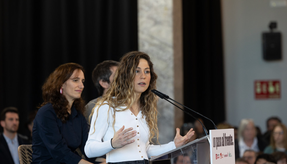 La ministra de Sanidad, Mónica García (i), y la coordinadora general de Sumar, Lara Hernández (d), durante el acto de refundación del proyecto de las izquierdas, en el Círculo de Bellas Artes de 