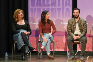 La secretaria general de Podemos, Ione Belarra (c), y el coordinador general de la formación en Castilla y León Miguel Ángel Llamas (d), y la presidenta de Plataforma Trans, Mar Cambrollé (i), dur