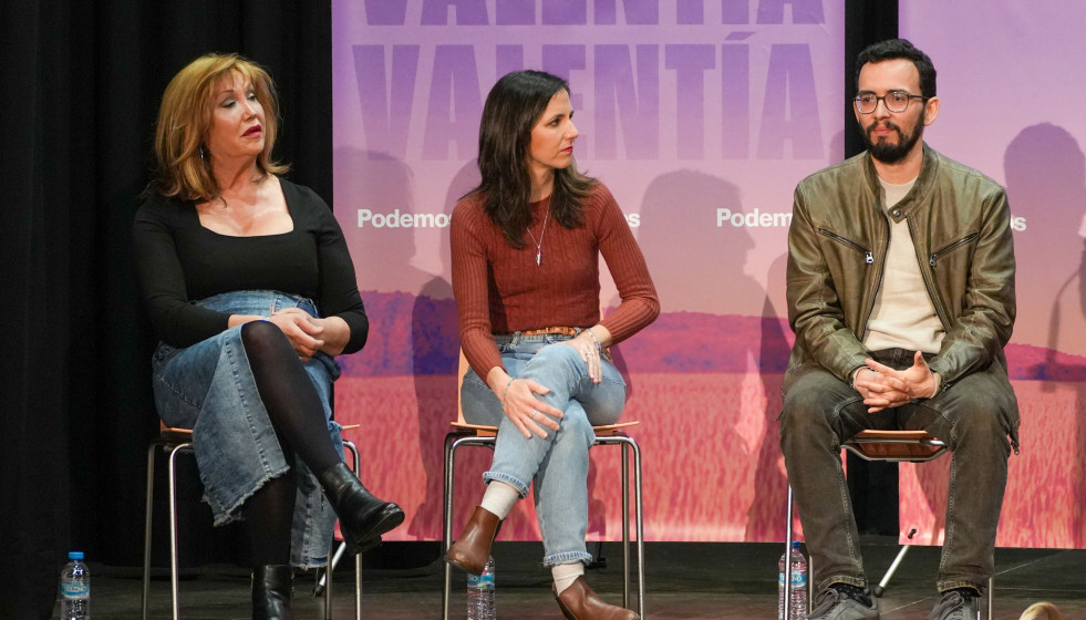 La secretaria general de Podemos, Ione Belarra (c), y el coordinador general de la formación en Castilla y León Miguel Ángel Llamas (d), y la presidenta de Plataforma Trans, Mar Cambrollé (i), dur