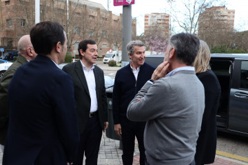 El presidente del PP, Alberto Núñez Feijóo (i), y el candidato del PP a la reelección como presidente en la Junta de Castilla y León, Alfonso Fernández Mañueco (d), a su llegada a un acto de ci