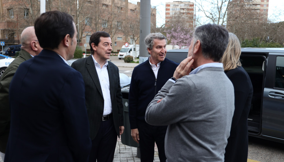 El presidente del PP, Alberto Núñez Feijóo (i), y el candidato del PP a la reelección como presidente en la Junta de Castilla y León, Alfonso Fernández Mañueco (d), a su llegada a un acto de ci