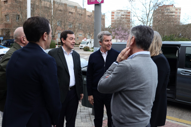El presidente del PP, Alberto Núñez Feijóo (i), y el candidato del PP a la reelección como presidente en la Junta de Castilla y León, Alfonso Fernández Mañueco (d), a su llegada a un acto de cierre de campaña, a 13 de marzo de 2026, en Valladolid, Castill