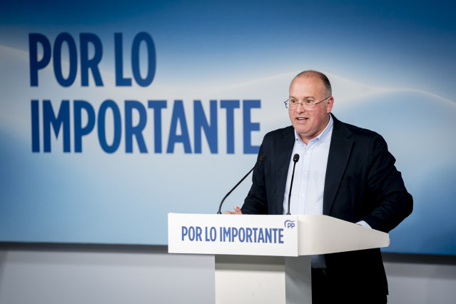 El secretario general del Partido Popular, Miguel Tellado, durante una rueda de prensa tras seguimiento de la noche electoral del PSOE de Castilla y León, en la sede nacional del Partido Popular, a 15 de marzo de 2026, en Madrid (España).