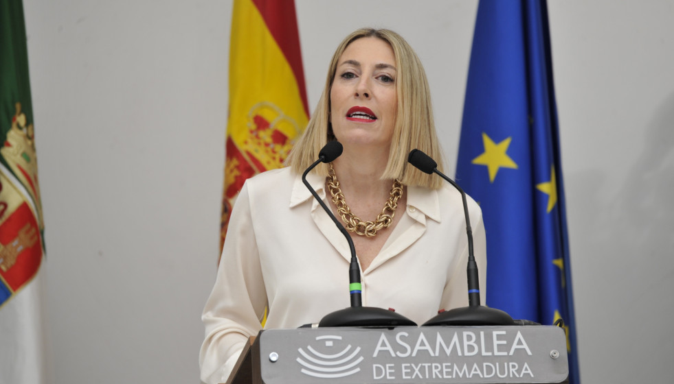 La presidenta de la Junta de Extremadura en funciones, María Guardiola, durante el acto institucional celebrado en la Asamblea con motivo del 8M, Día Internacional de las Mujeres