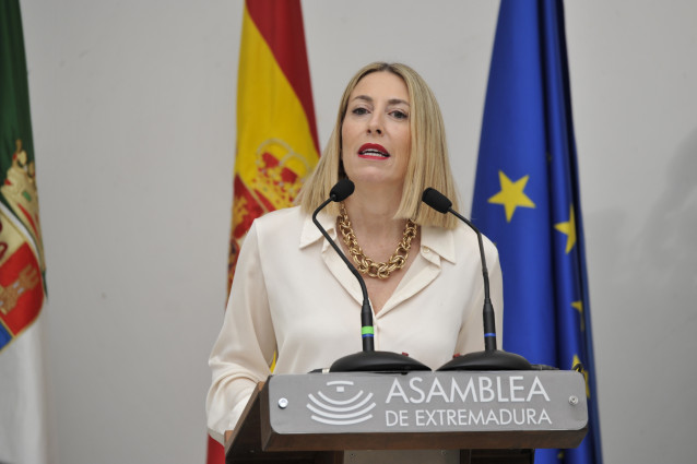 La presidenta de la Junta de Extremadura en funciones, María Guardiola, durante el acto institucional celebrado en la Asamblea con motivo del 8M, Día Internacional de las Mujeres