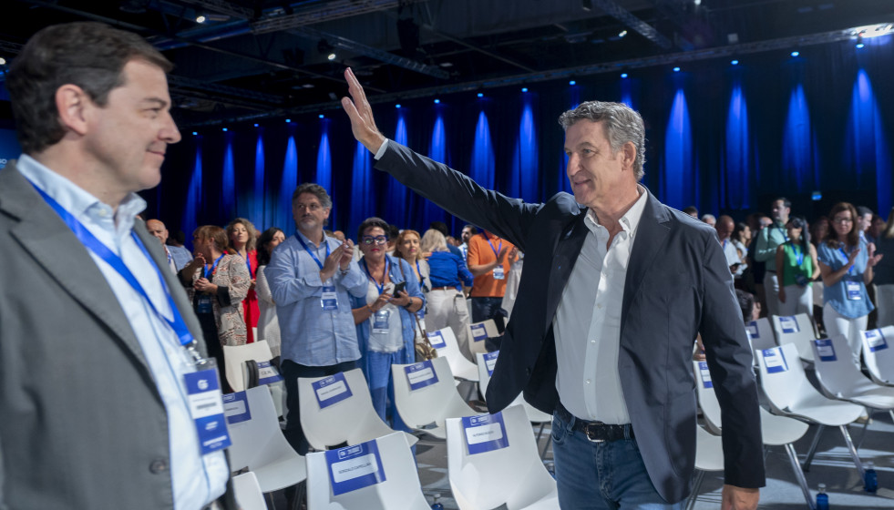 Archivo - El presidente del PP, Alberto Núñez Feijóo, y Alfonso Fernández Mañueco. Archivo.