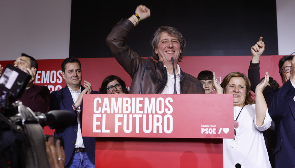 El candidato del PSOE a la Presidencia de la Junta de Castilla y León, Carlos Martínez, durante su intervención tras las elecciones.