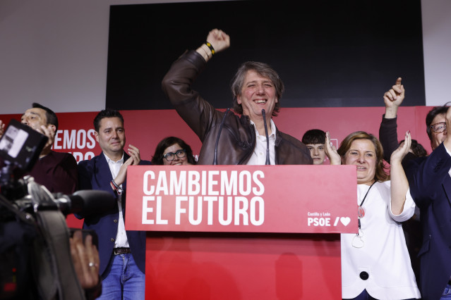 El candidato del PSOE a la Presidencia de la Junta de Castilla y León, Carlos Martínez, durante su intervención tras las elecciones.