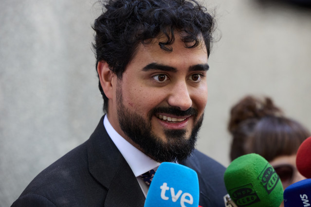 Archivo - El líder de Se Acabó La Fiesta (SALF) y eurodiputado, Luis 'Alvise' Pérez, al salir de declarar en el Tribunal Supremo, a 11 de julio de 2025, en Madrid (España).