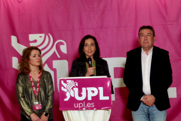 La candidata de UPL a la Presidencia de la Junta, Alicia Gallego (centro), acompañada por los números dos y tres de la candidatura leonesista, Luis Mariano Santos y Rosa María Quintanilla.