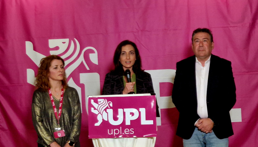 La candidata de UPL a la Presidencia de la Junta, Alicia Gallego (centro), acompañada por los números dos y tres de la candidatura leonesista, Luis Mariano Santos y Rosa María Quintanilla.