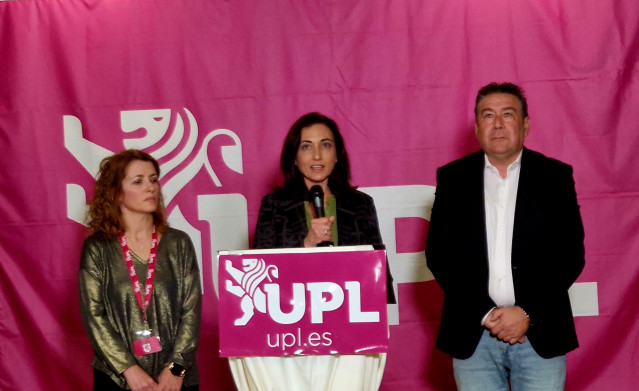 La candidata de UPL a la Presidencia de la Junta, Alicia Gallego (centro), acompañada por los números dos y tres de la candidatura leonesista, Luis Mariano Santos y Rosa María Quintanilla.
