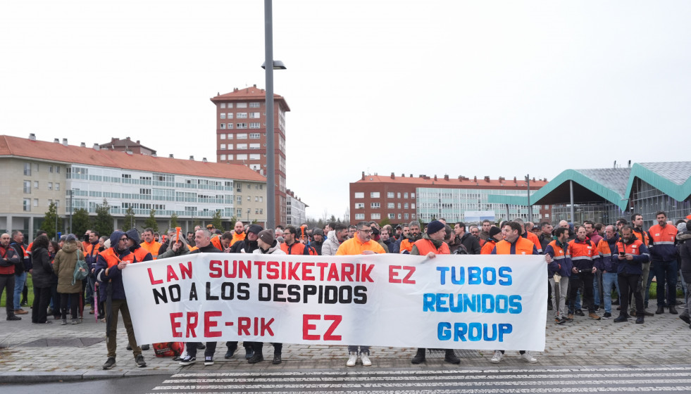 Archivo - Trabajadores de la plantilla de Tubos Reunidos durante una concentración