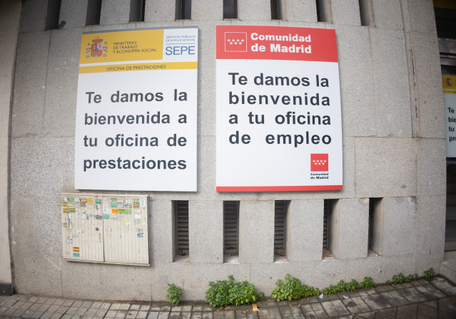 Archivo - Fachada de una oficina de prestaciones del SEPE