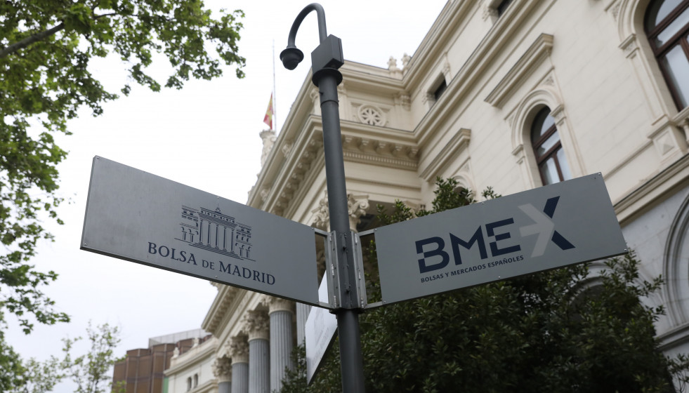 Archivo - Cartel situado en las inmediaciones del Palacio de la Bolsa en Madrid