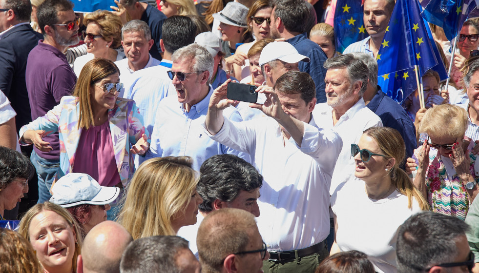 Archivo - Prohens, junto a Mañuezo en una manifestación.