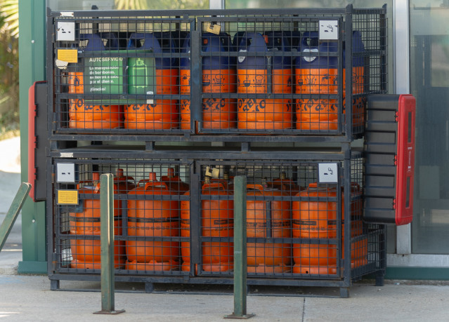 Archivo - Bombonas de butano en una gasolinera, a 16 de julio de 2024, en Madrid (España). El precio máximo de venta al público de la bombona de butano bajará un 5% a partir de hoy, hasta los 15,34 euros, con lo que encadenará su segunda revisión a la baj