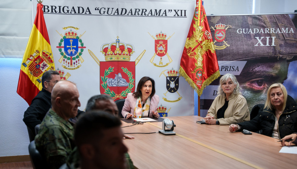 La ministra de Defensa, Margarita Robles, en la base de El Goloso (Madrid)