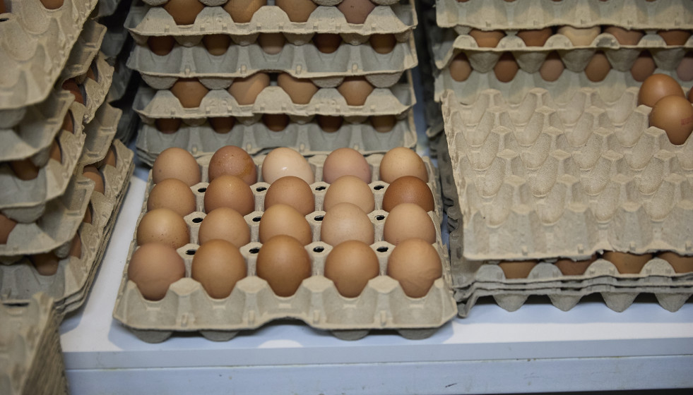 Archivo - Huevos en una tienda