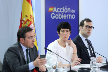 Archivo - La ministra de Seguridad Social, Inclusión y Migraciones y portavoz del Gobierno, Elma Saiz (c), junto al ministro de Economía, Comercio y Empresa, Carlos Cuerpo (d) y el ministro de Asunt