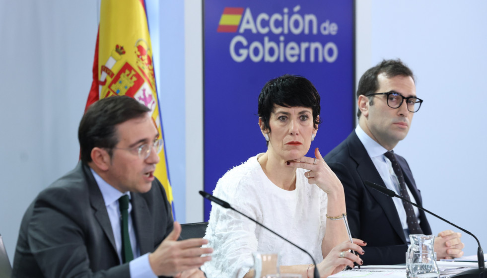 Archivo - La ministra de Seguridad Social, Inclusión y Migraciones y portavoz del Gobierno, Elma Saiz (c), junto al ministro de Economía, Comercio y Empresa, Carlos Cuerpo (d) y el ministro de Asunt