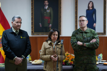 El jefe del Estado Mayor de Tierra, Amador Enseñat, la ministra de Defensa, Margarita Robles, y el Teniente Coronel Fuentes, durante la visita la Brigada ‘Guadarrama’ XII (BRI XII), en la base mi