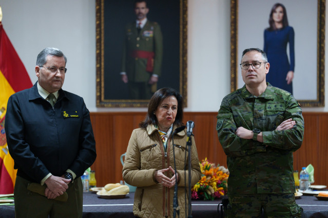 El jefe del Estado Mayor de Tierra, Amador Enseñat, la ministra de Defensa, Margarita Robles, y el Teniente Coronel Fuentes, durante la visita la Brigada ‘Guadarrama’ XII (BRI XII), en la base militar El Goloso, a 16 de marzo de 2026, en Madrid (España).