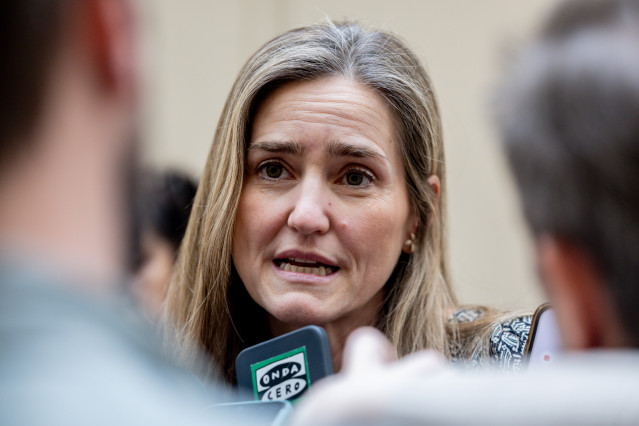 La vicepresidenta tercera y ministra para la Transición Ecológica y el Reto Demográfico, Sara Aagesen, atiende a los medios de comunicación antes de una sesión de control al Gobierno en el Senado, a 3 de marzo de 2026, en Madrid (España).